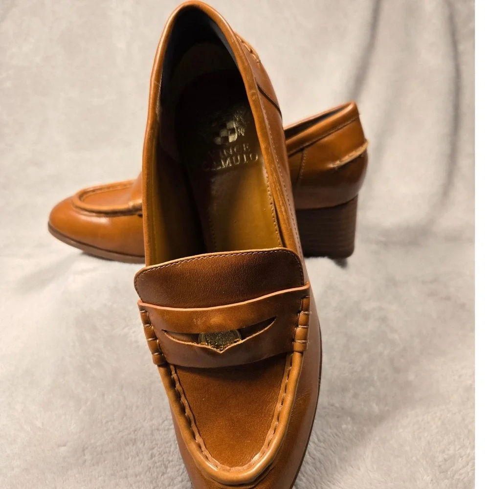 Vince Camuto Tan Leather Penny Loafers Block Heel Gold Crest Detail Womens 8.5M